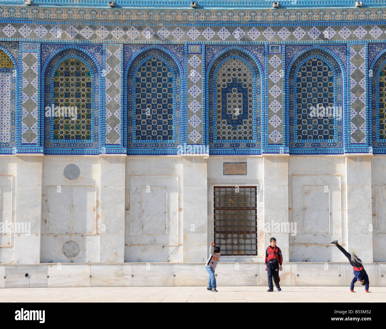 Tre bambini giocano sulla Cupola della roccia, collocati su Temple Mount/Haram al-Sharif a Gerusalemme, Israele. Foto Stock