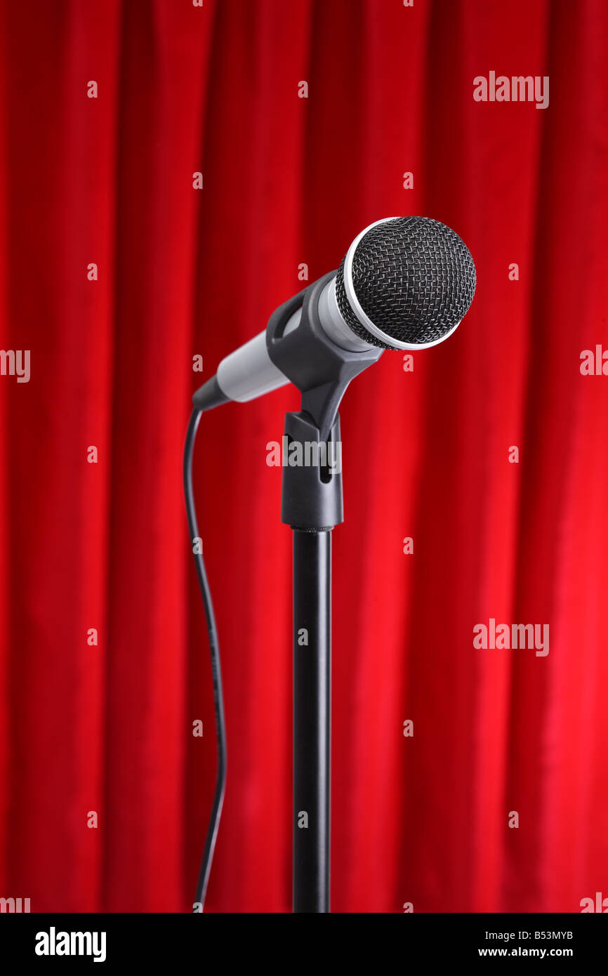 Microfono con tenda rossa sullo sfondo Foto Stock