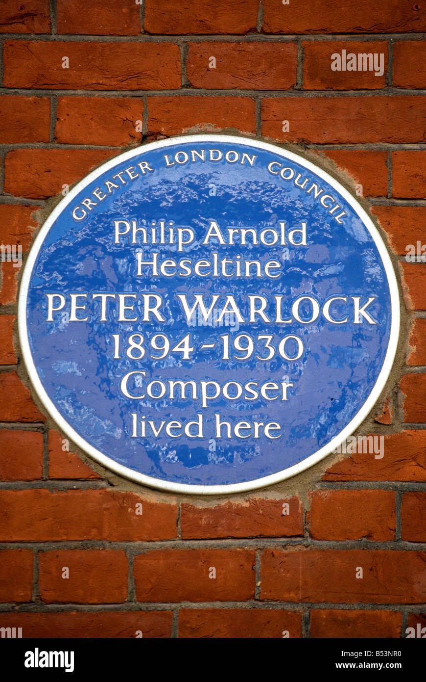 Greater London County council targa blu segnando una ex casa del compositore Peter warlock, a Chelsea, Londra, Inghilterra Foto Stock