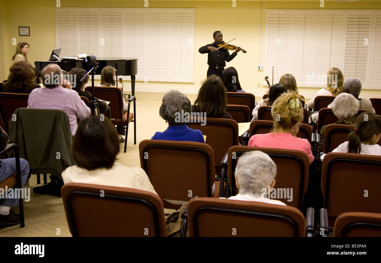 African American violino studente al considerando Foto Stock