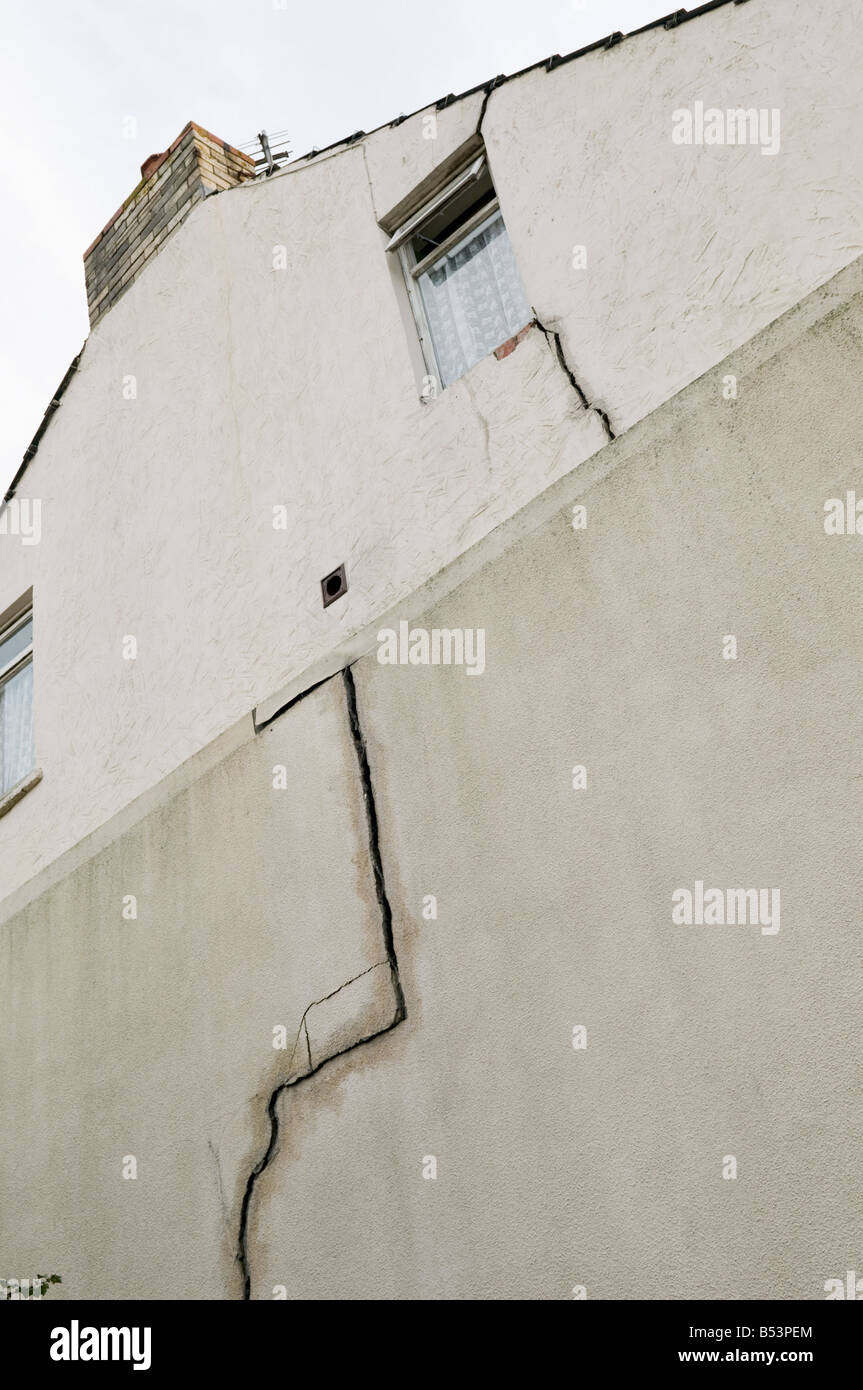 Lato di un'estremità della terrazza casa mostra massiccia crepa nella parete causati dal cedimento del suolo, REGNO UNITO Foto Stock