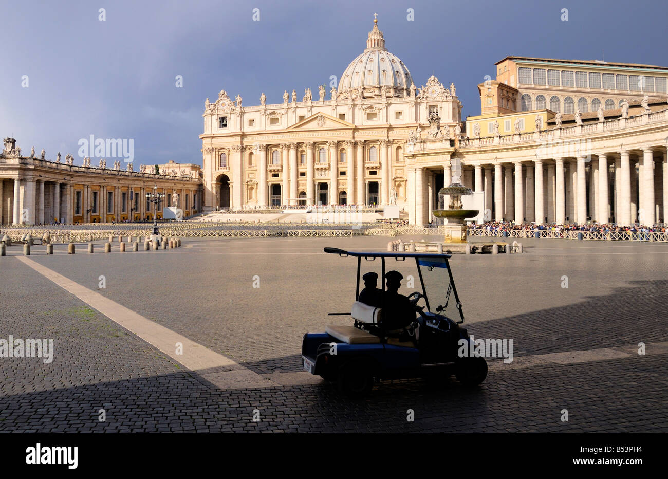 Roma polizia speciale sulla sicurezza guarda nella Basilica di San Pietro in Vaticano Foto Stock