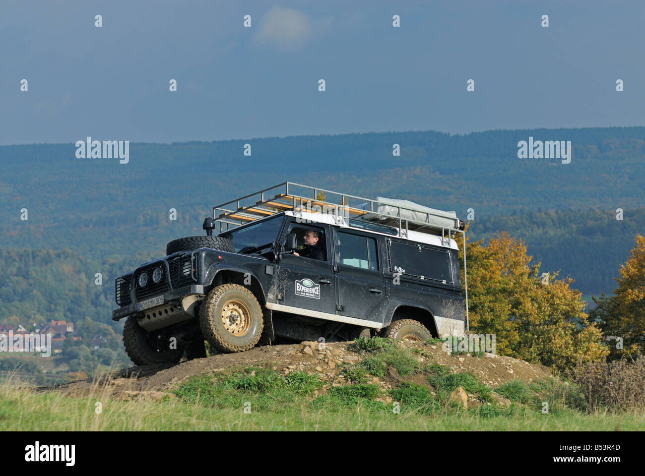 Nero 2000s Land Rover Defender 110 su una pista forestale nel Weserbergland. Foto Stock
