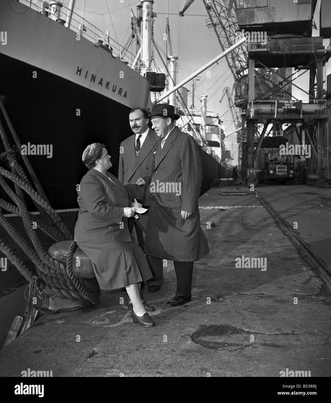 Y2K Hugh Gaitskell MP 1958 chat con Bessie Braddock MP seduto su bollard Liverpool nel Dock di Gladstone Simon Mahon in background K5910 22 9 58 Foto Stock