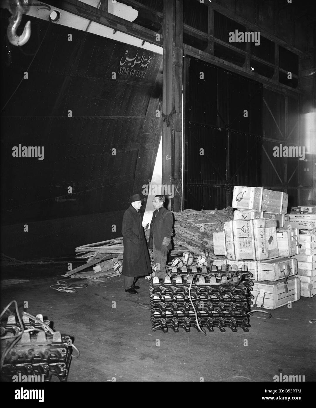 Crisi di Suez 1956 armi britanniche in attesa di essere spedito in Egitto per l'esercito Egiziano sulla nave Stella di Suez a Alexander nel Dock Liverpool sezioni del serbatoio via può essere visto in primo piano 4 1 56 H86 Foto Stock