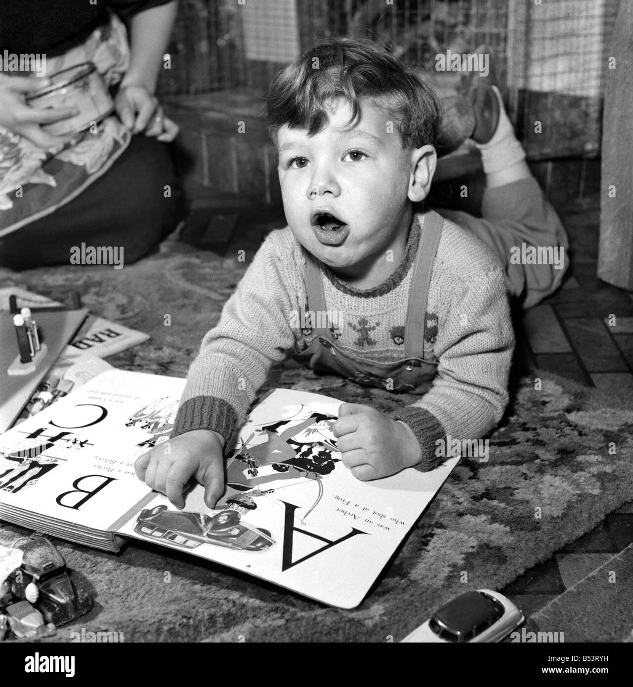 Piccolo ragazzo lettura libro. Gerry Michael (2) - Esperto di auto. Novembre 1952 C5495 Foto Stock
