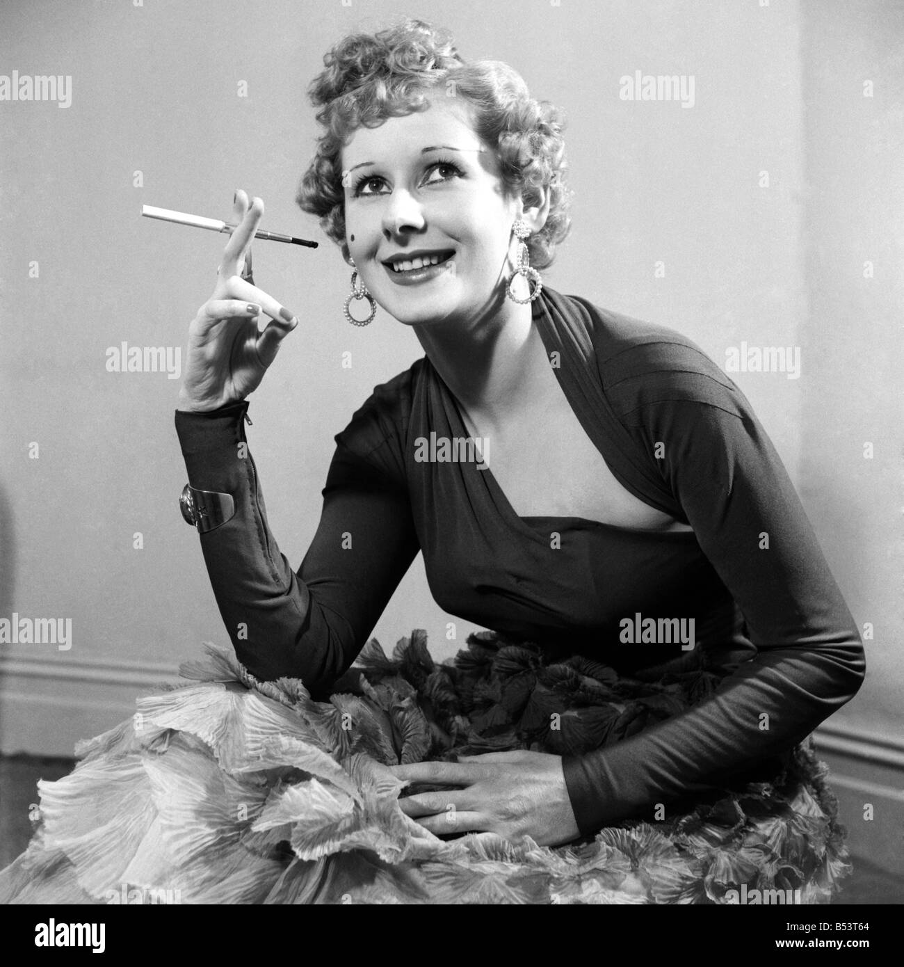 Modello di Gaby in jersey nero vestito di materiale con bassa scollatura. Marzo 1953 D1226-001 Foto Stock