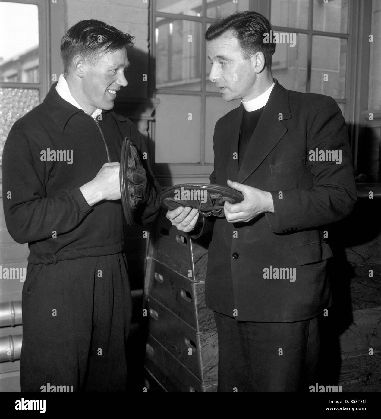 Billy Gray Chelsea calciatore dà lezioni di boxe al Collegio Salesiano, Hammersmith visto qui con vicario che consente di eseguire i boys club. Aprile 1953 D1747-001 Foto Stock
