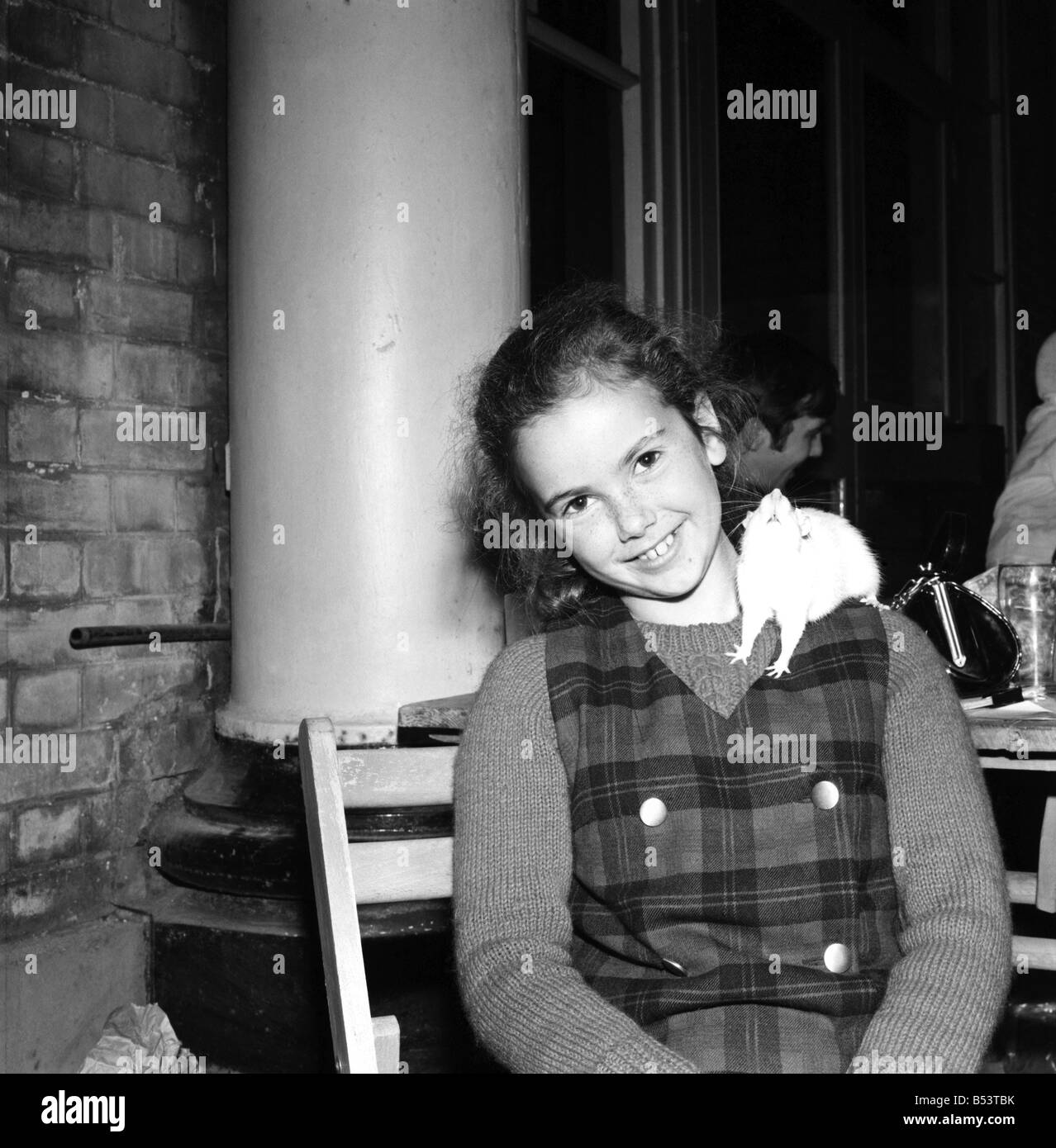 Paola Meredith (9) da Londra con ratto buck Fred (bianco) uno dei concorrenti al giorno di ratto mostra al Palazzo Alexander. ;Nov. Foto Stock