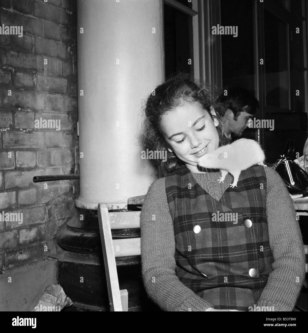 Paola Meredith (9) da Londra con ratto buck Fred (bianco) uno dei concorrenti al giorno di ratto mostra al Palazzo Alexander. ;Nov. Foto Stock