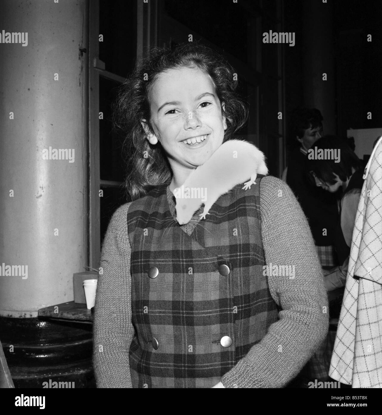 Paola Meredith (9) da Londra con ratto buck Fred (bianco) uno dei concorrenti al giorno di ratto mostra al Palazzo Alexander. ;Nov. Foto Stock