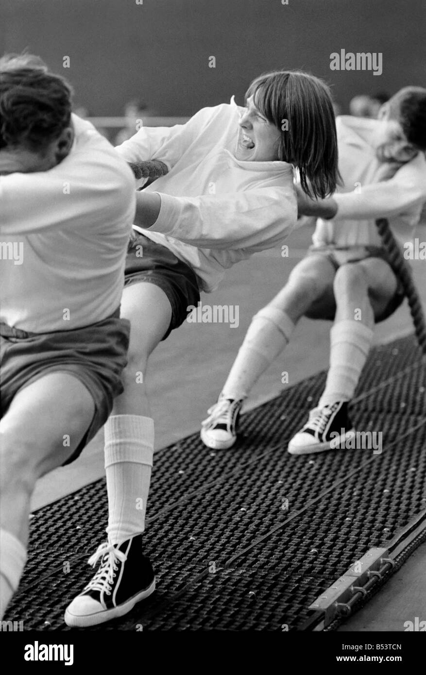 Oltre 60 squadre da tutto il paese hanno preso parte al National Indoor Tug-of-War campionati presso il National Recreation Centre al Crystal Palce, Londra oggi. Novembre 1969 Z10548-007 Foto Stock