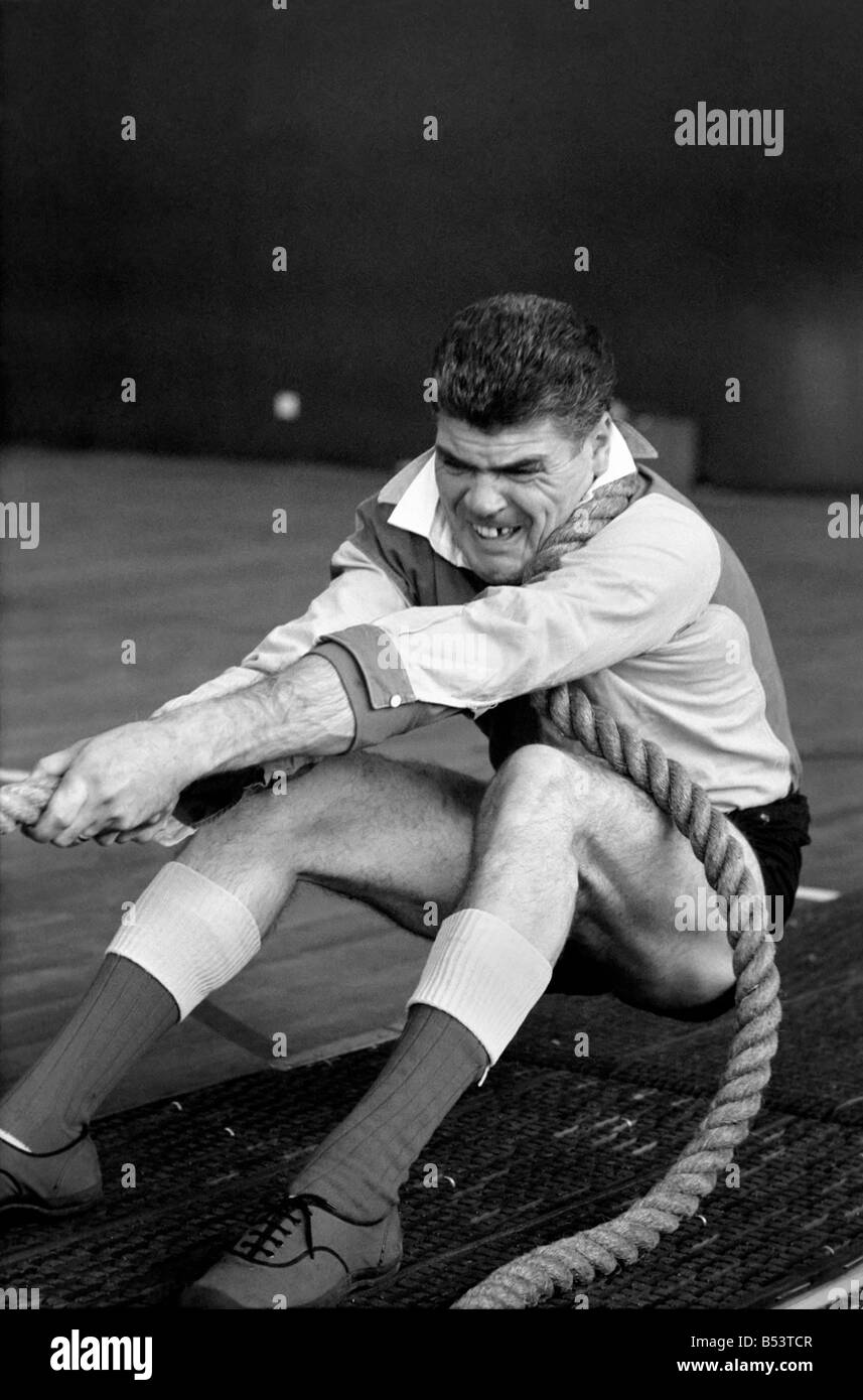 Oltre 60 squadre da tutto il paese hanno preso parte al National Indoor Tug-of-War campionati presso il National Recreation Centre al Crystal Palce, Londra oggi. Novembre 1969 ;Z10548-008 Foto Stock