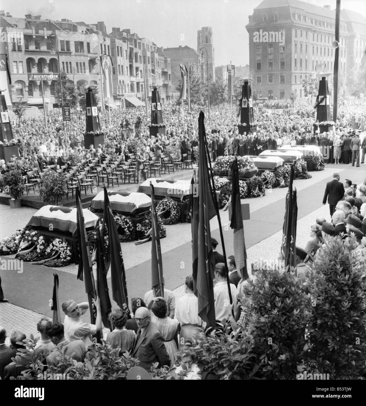 I funerali di sei persone uccise in scontri a est - ovest frontiera di Berlino. La sommossa - proteste erano stati circa le condizioni di lavoro in oriente. D3381-001 Foto Stock