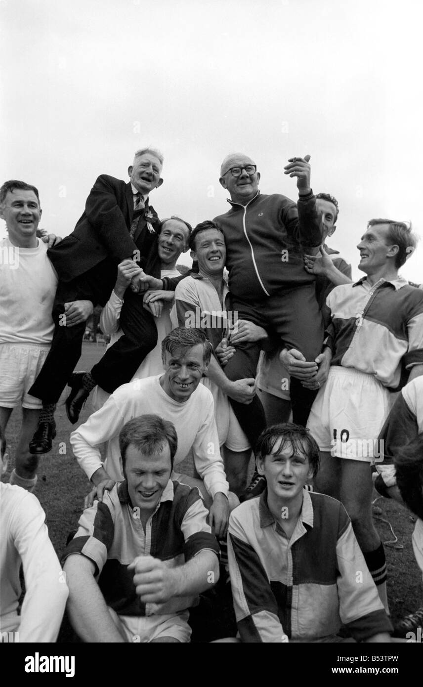 Sport calcio amatoriale: Famiglia partita di calcio a Christchurch tra Goodmans Bunyans e. Sedia squadre i capitani, Percy Bunyan (sinistra) e Arthur Goodman. Novembre 1969 Z10603-005 Foto Stock