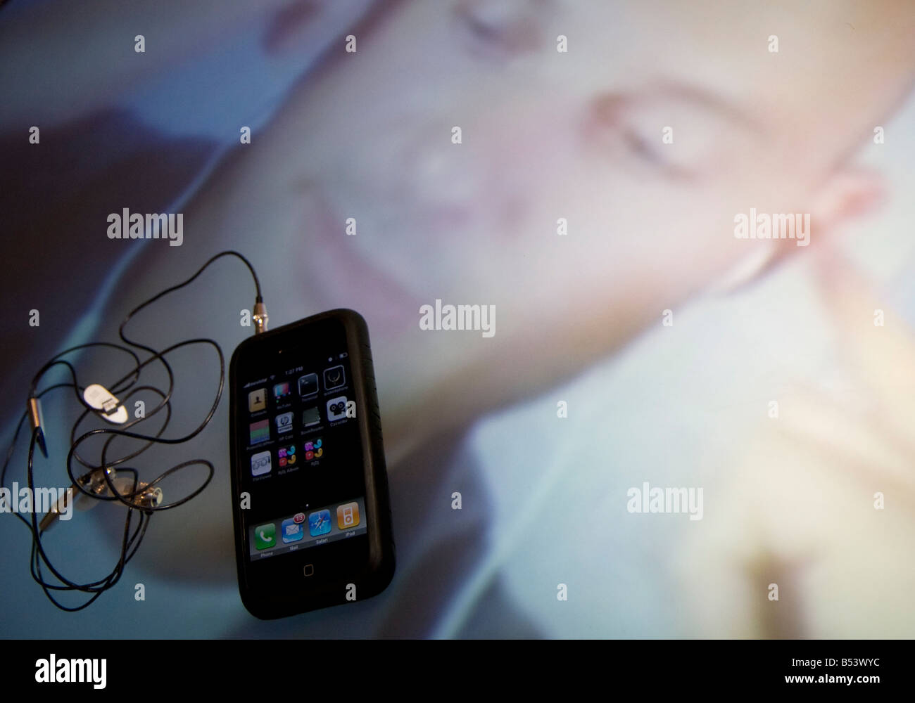 Iphone sul tavolo con applicazione di sfondo, Barcellona, in Catalogna, Spagna Foto Stock