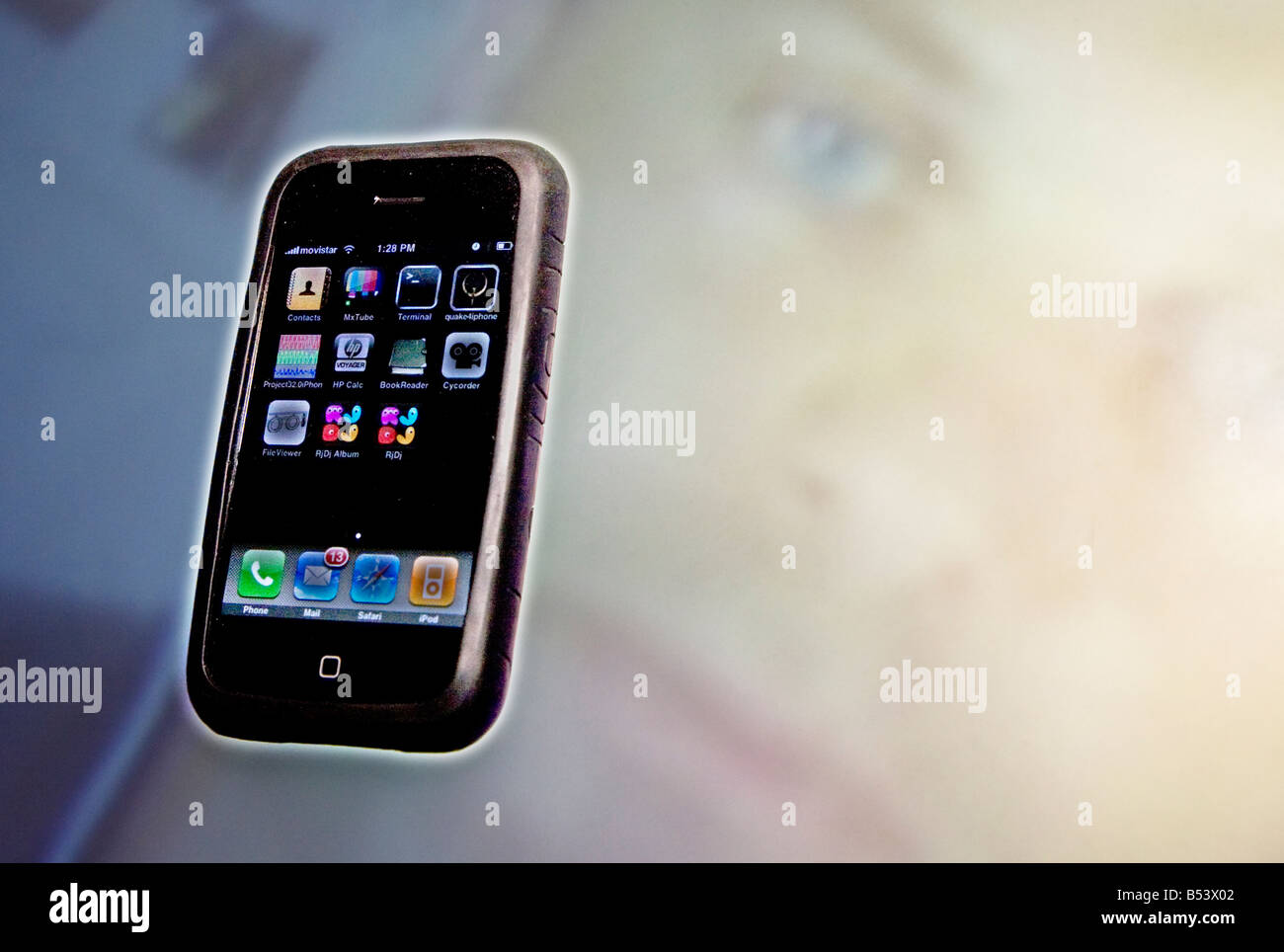 Iphone sul tavolo con applicazione di sfondo, Barcellona, in Catalogna, Spagna Foto Stock