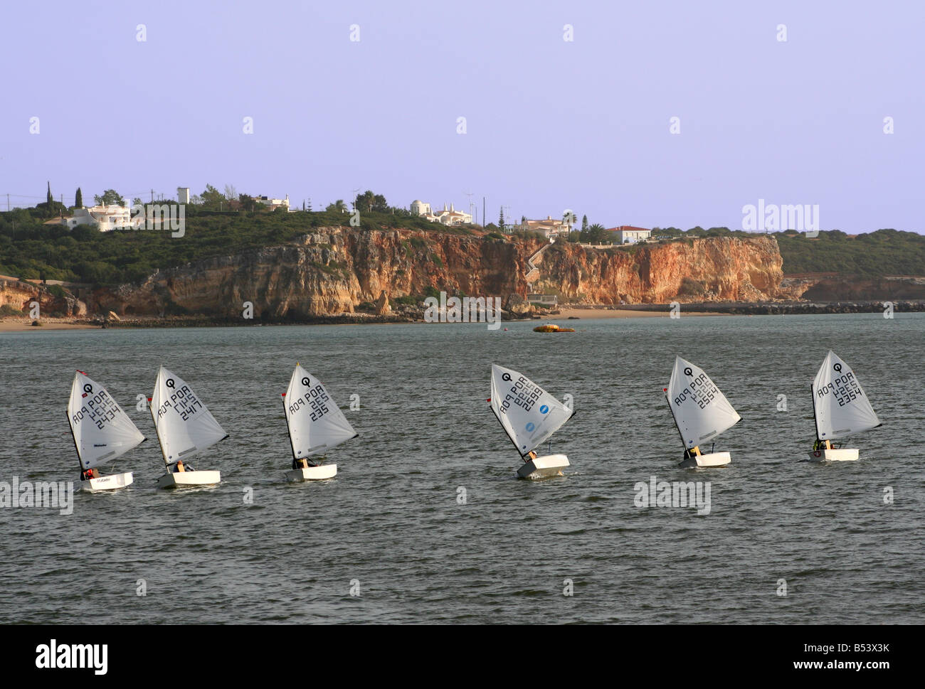 Sei piccola vela dighies in una linea Foto Stock
