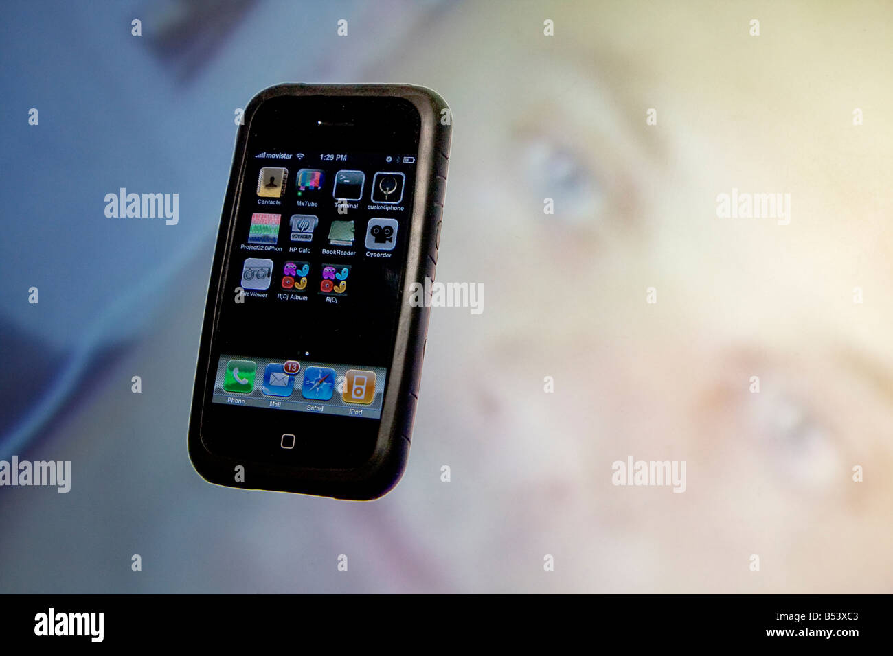 Iphone sul tavolo con applicazione di sfondo, Barcellona, in Catalogna, Spagna Foto Stock