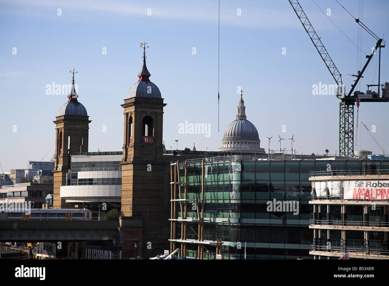 Cannon Street Station e San Paolo Catherdral vista dal Ponte di Londra Foto Stock