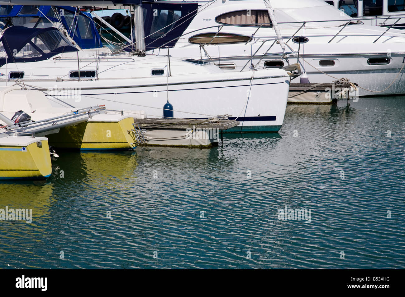 Imbarcazioni da diporto ormeggiata in banchina di campanatura, Portsmouth, Hampshire, Inghilterra. Foto Stock