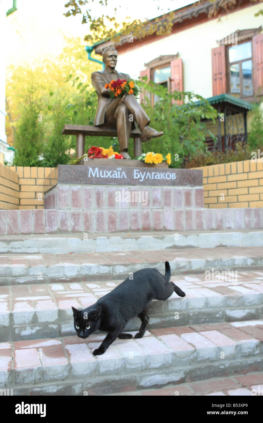 Monumento a Mikhail Bulgakov a Kiev Foto Stock