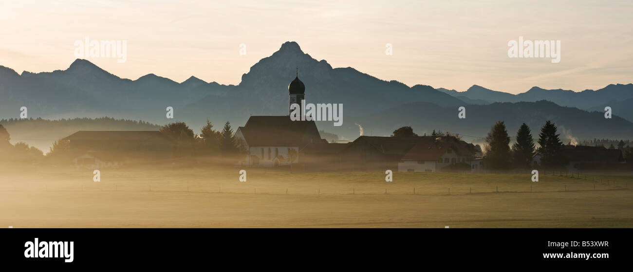 Wallfahrtskirche Maria Hilf nel piccolo villaggio di Speiden con mattina nebbia autunnale, Algovia, Baviera, Germania Foto Stock