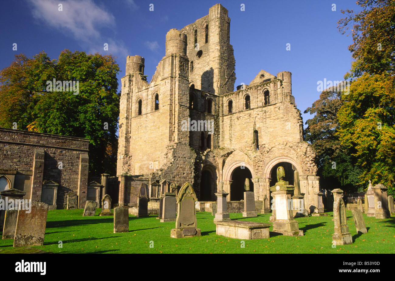 Autunno Romantico resti del borgo medievale di Kelso Abbey a Kelso in Scottish Borders Scotland Regno Unito Foto Stock