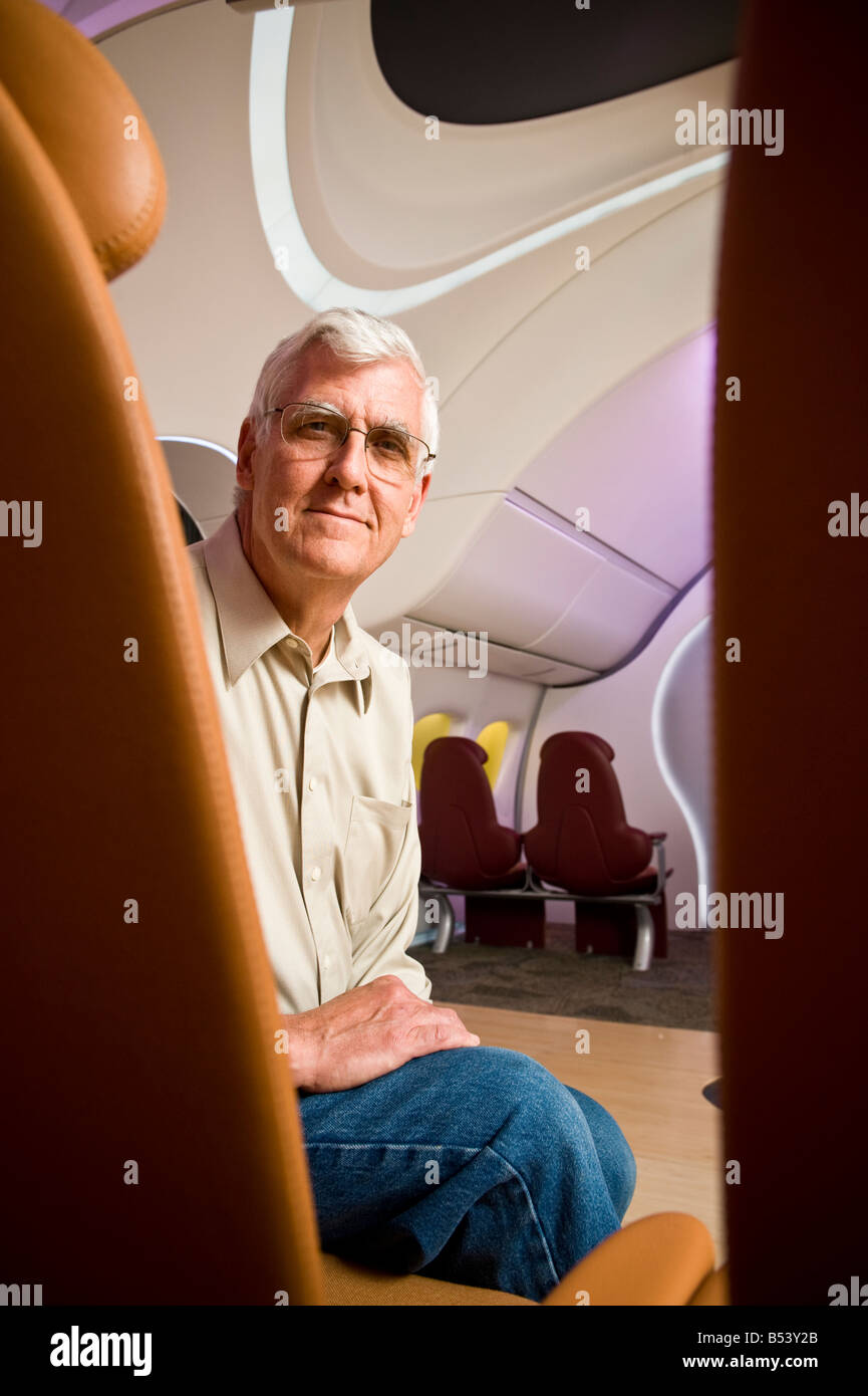 Alan J. Anderson, Direttore del Boeing concetto centro, pone in un mockup di un futuro aereo interno. Foto Stock