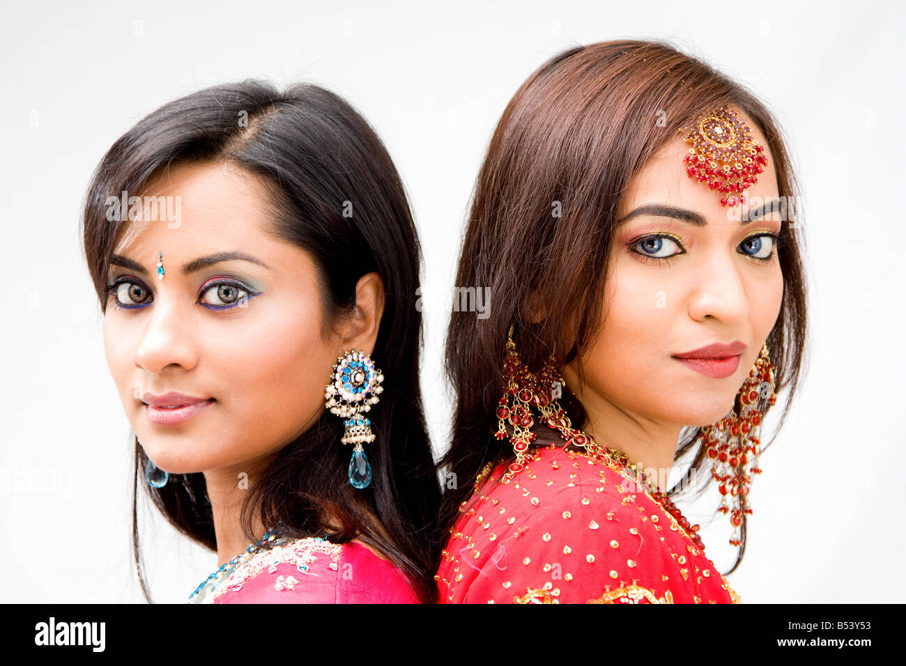 Due bellissime spose bengalesi in abiti colorati isolato Foto Stock