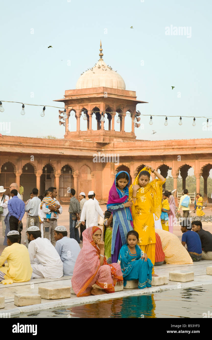 Le donne fedeli alla Jama Masjid moschea, la Vecchia Delhi, India, Asia Foto Stock