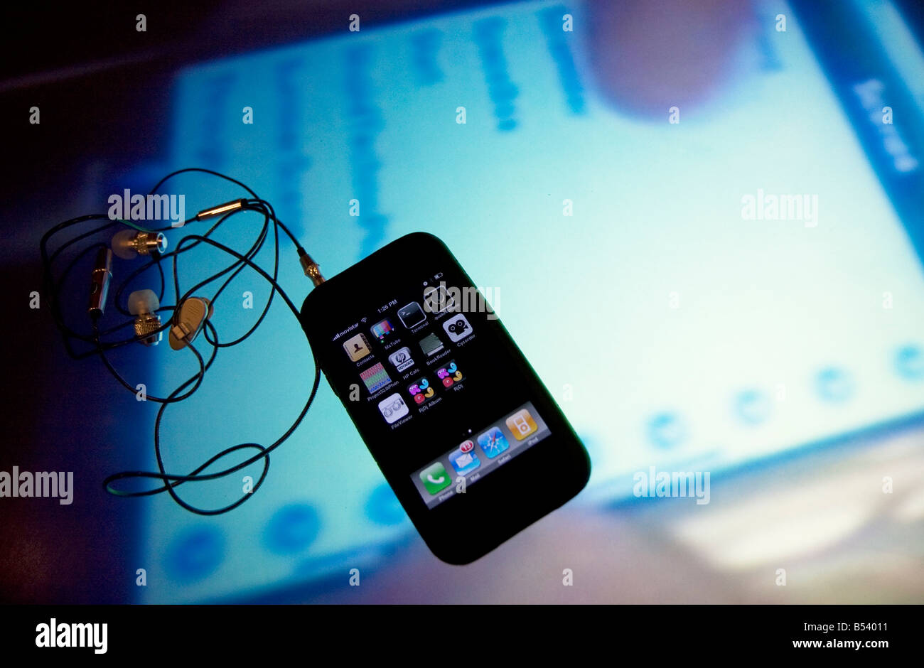 Iphone sul tavolo con applicazione di sfondo, Barcellona, in Catalogna, Spagna Foto Stock