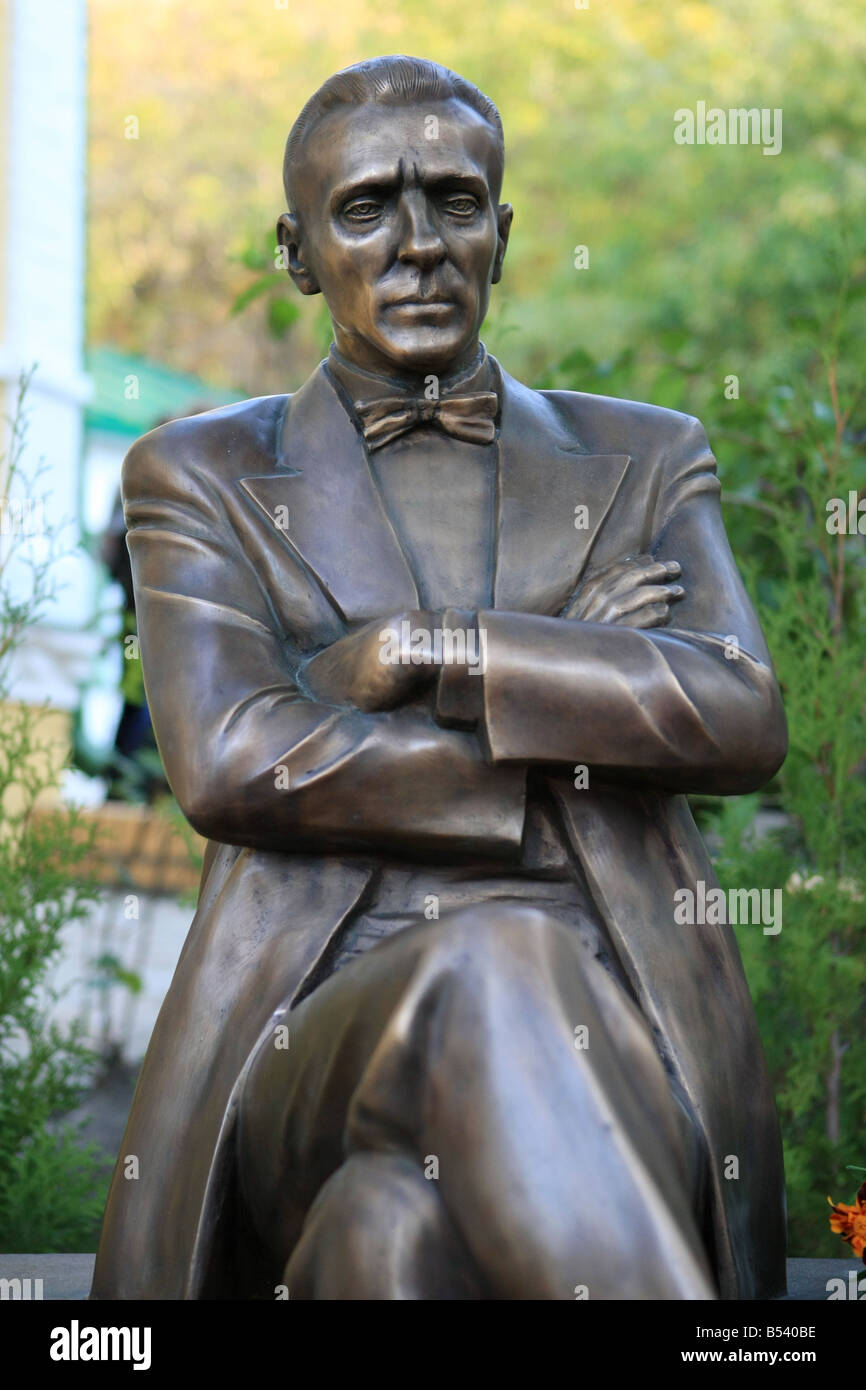 Monumento a Mikhail Bulgakov a Kiev Foto Stock