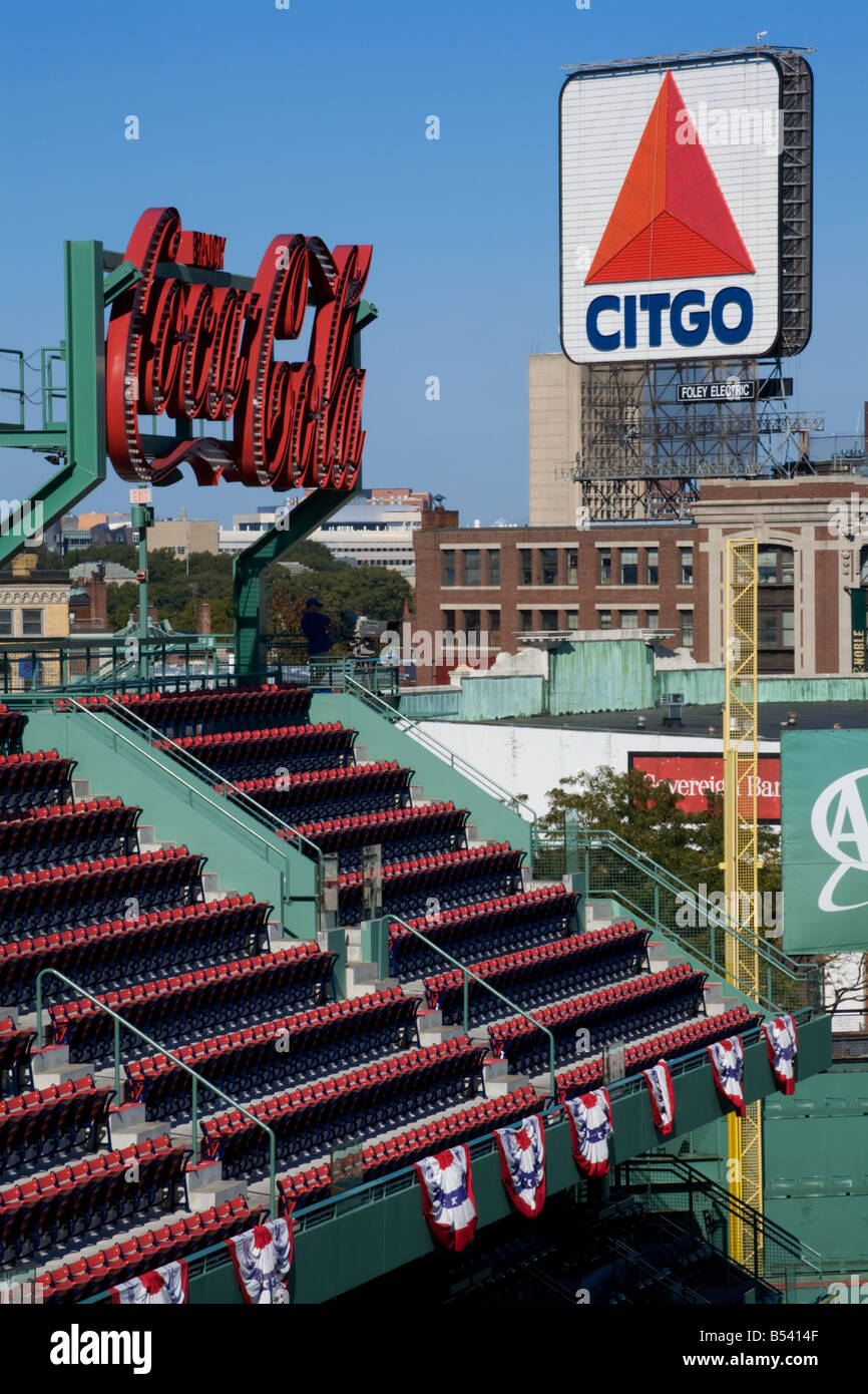 Vista di Citgo segno e Coca Cola segno e bunting Fenway Park Boston Massachusetts Foto Stock