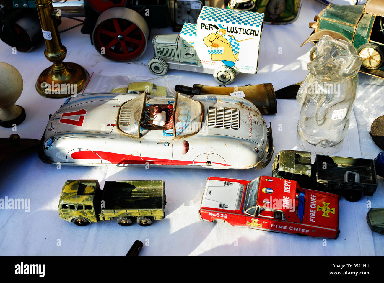 Parigi Francia, area commerciale, Garage sale quartiere "vide Grenier" prodotti usati, di seconda mano, giocattoli vintage per bambini, oggetti d'epoca d'antiquariato, Foto Stock