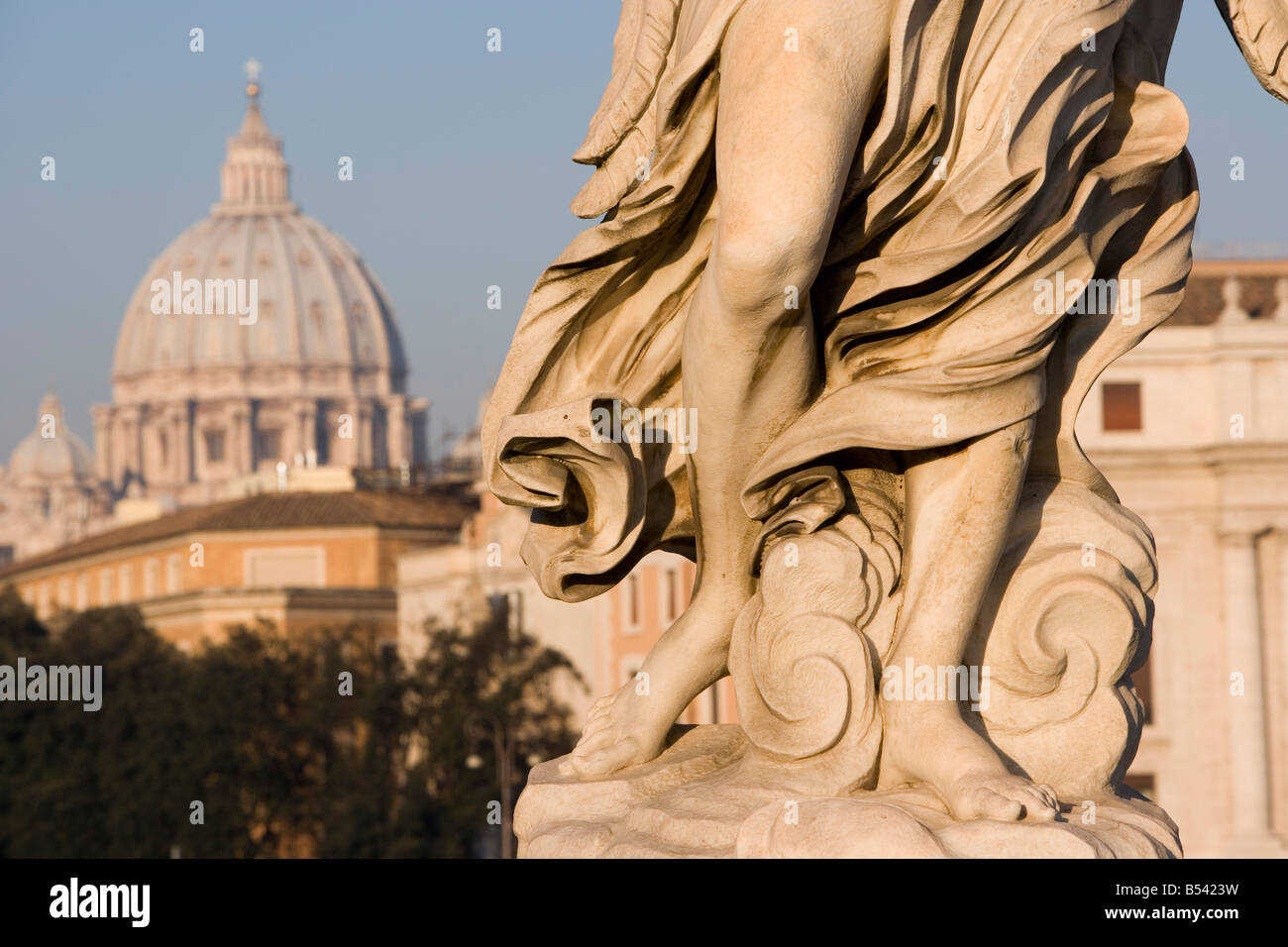 La basilica di San Pietro come si vede da Sant'Angelo bridge, Roma. Italia Foto Stock