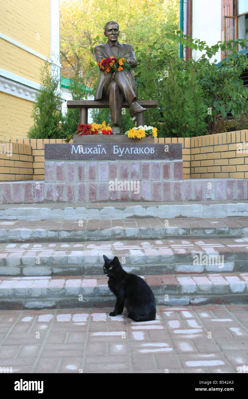 Monumento a Mikhail Bulgakov a Kiev Foto Stock