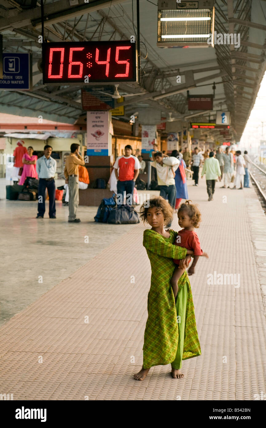I bambini a mendicare sulla piattaforma, Sawai Madhopur stazione, Rajasthan, India, Asia Foto Stock