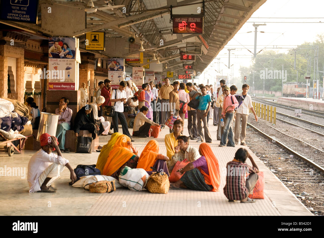 Una folla di passeggeri attendere sulla piattaforma, Sawai Madhopur stazione, Rajasthan, India Foto Stock