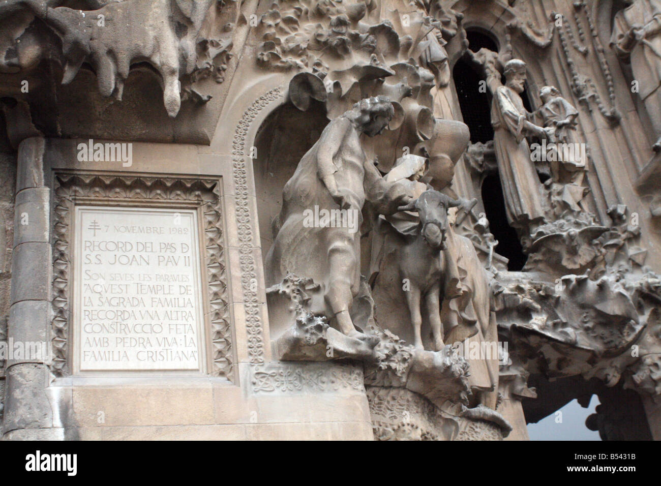 La Sagrada Familia - facciata della Natività (il Tempio Expiatori de la Sagrada Família) [Barcellona, in Catalogna, Spagna, Europa]. . Foto Stock