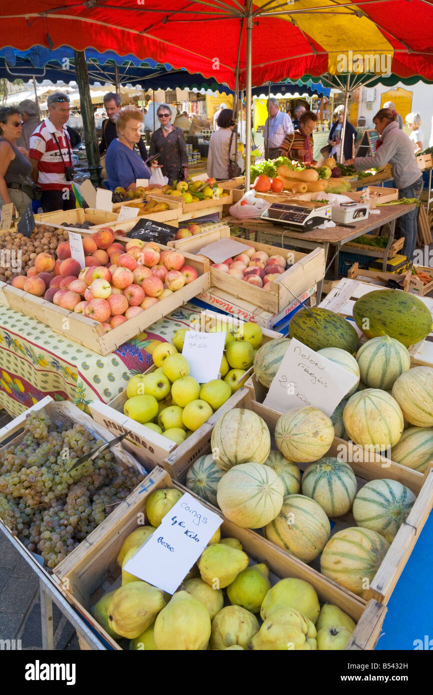 Fare acquisti su un provenzale mercato degli agricoltori in Sainte-Maxime al Cote d Azur / Provence Foto Stock