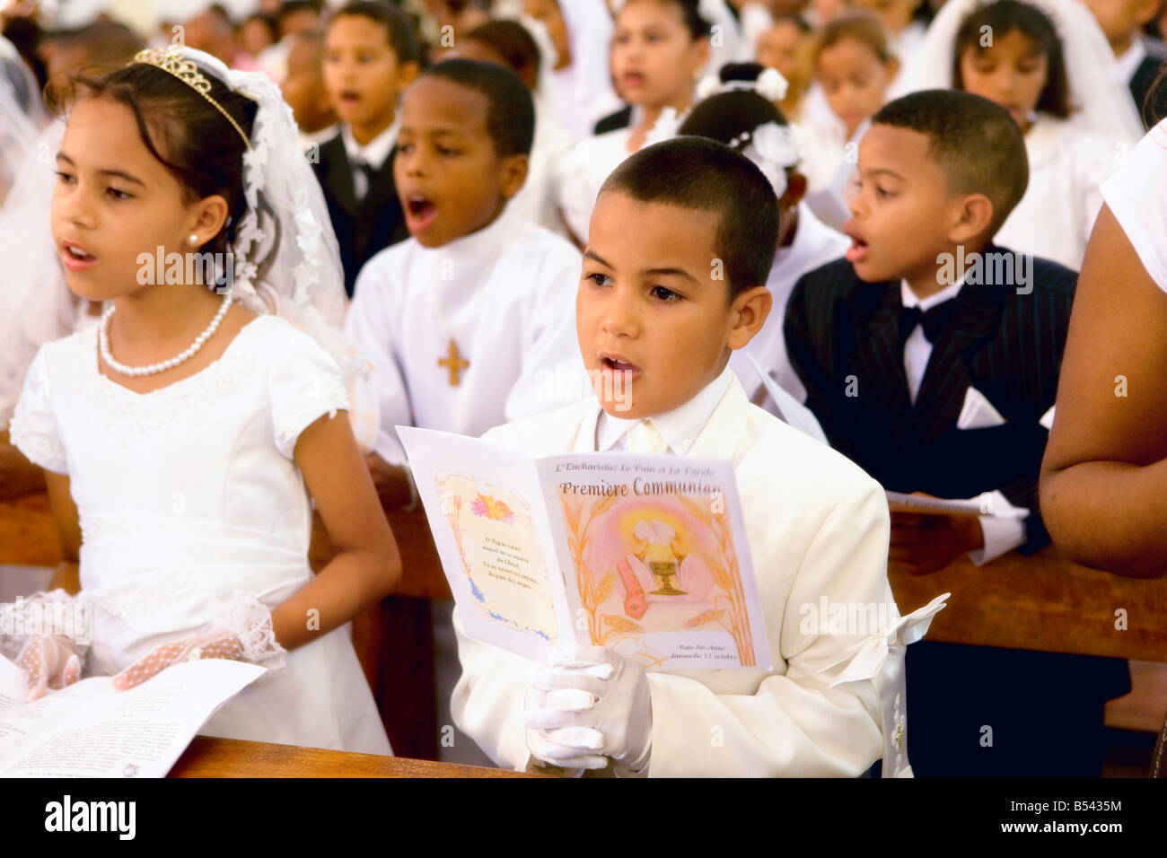 I bambini durante la prima santa Comunione nella Baie Ste Anne Praslin Island Seychelles Foto Stock