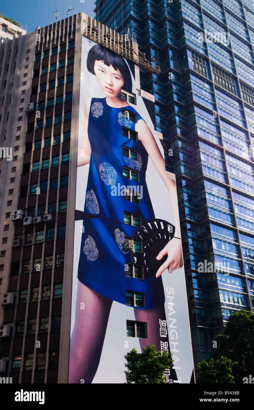 "Pubblicità tramite Affissioni Shanghai Tang su un edificio di Hong Kong". Foto Stock