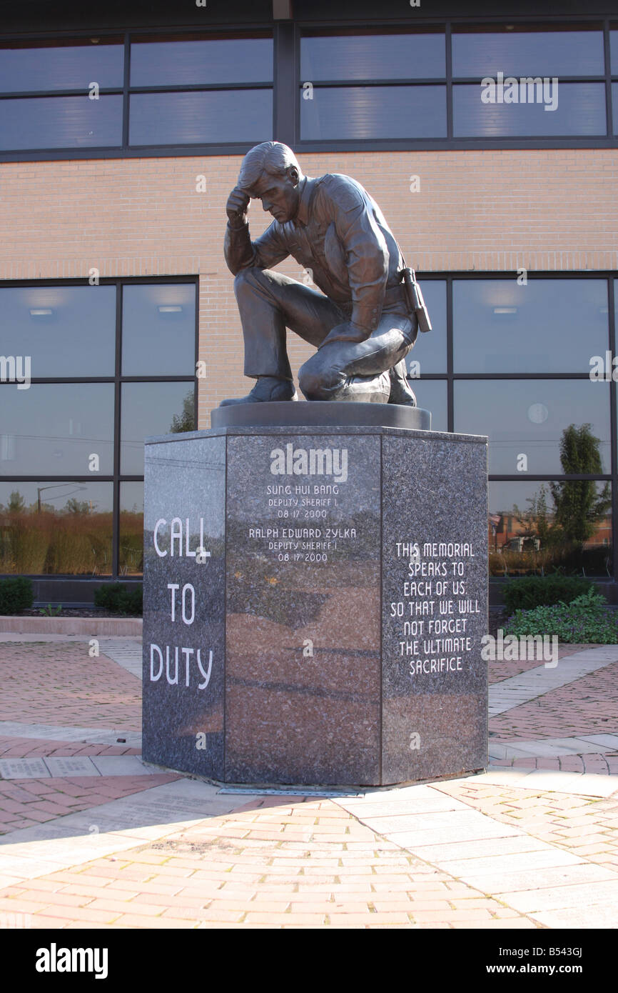 Una statua di bronzo di un Milwaukee County Sheriff inginocchiato Wisconsin chiamata a dovere Foto Stock
