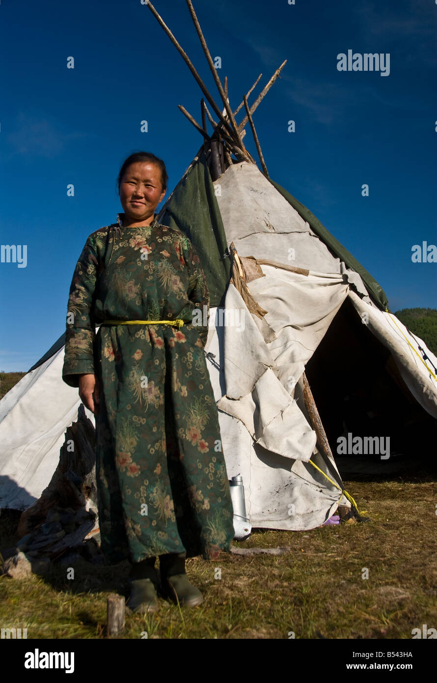 Tsaatan donna al di fuori del tepee Mongolia settentrionale Foto Stock