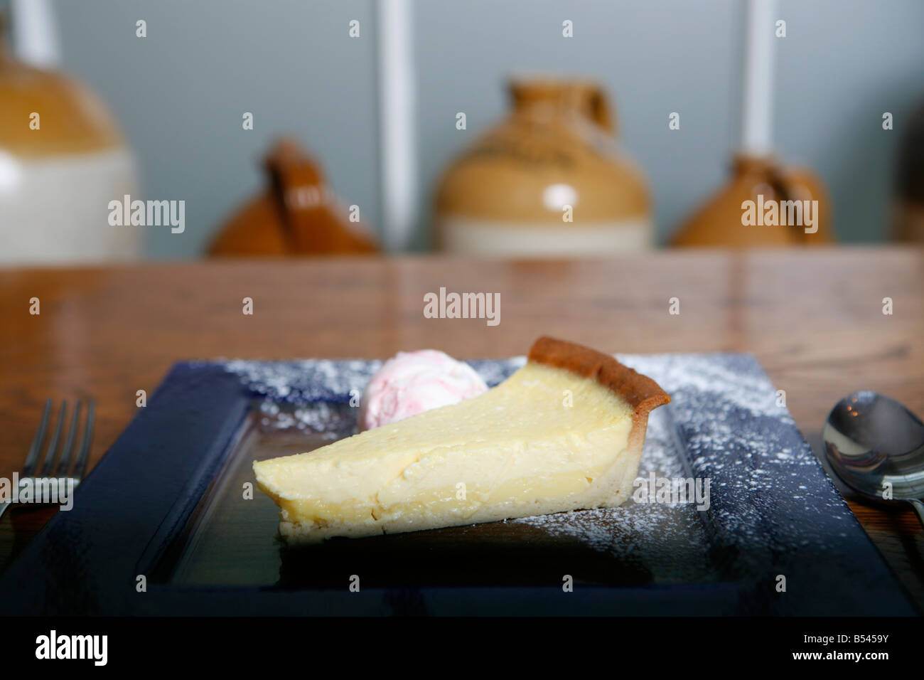 Cotto Cheesecake al limone con gelato su una lastra di vetro Foto Stock