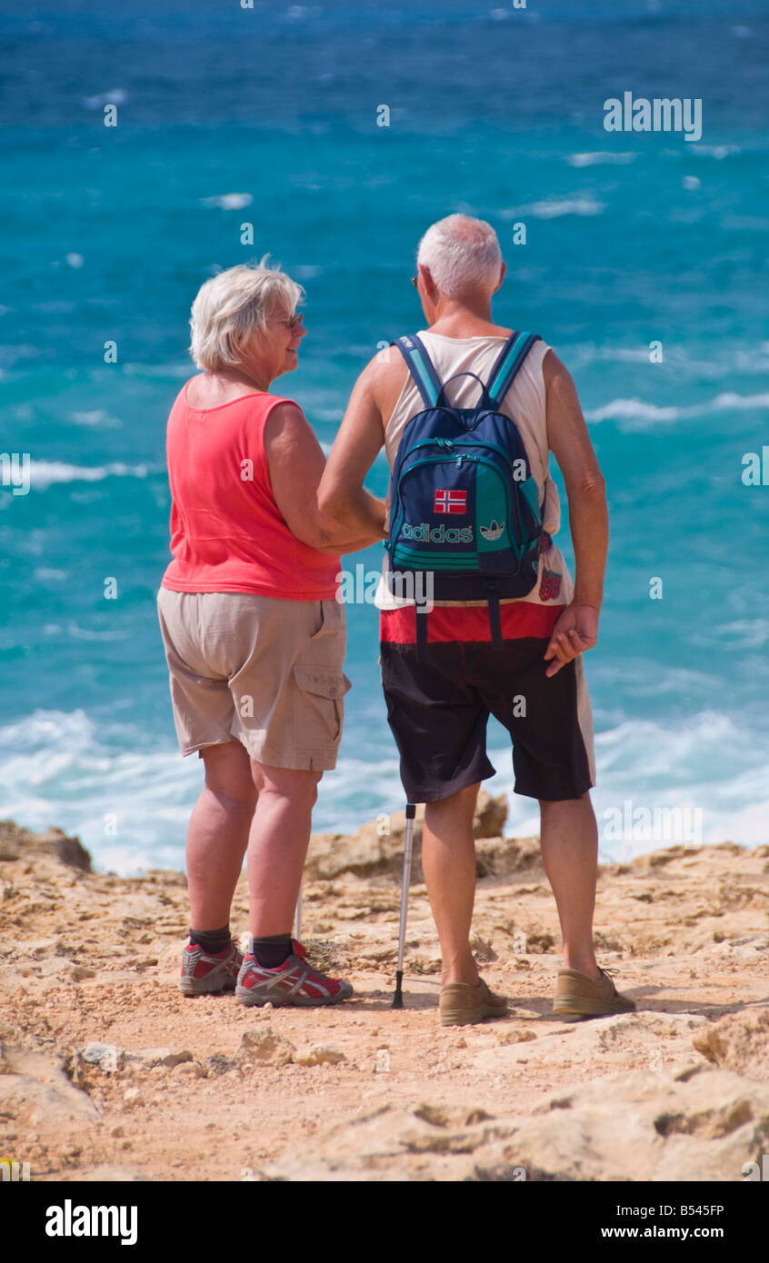 Coppia senior spiaggia nei pressi di Ayia Napa sull'isola Mediterranea di Cipro UE Foto Stock