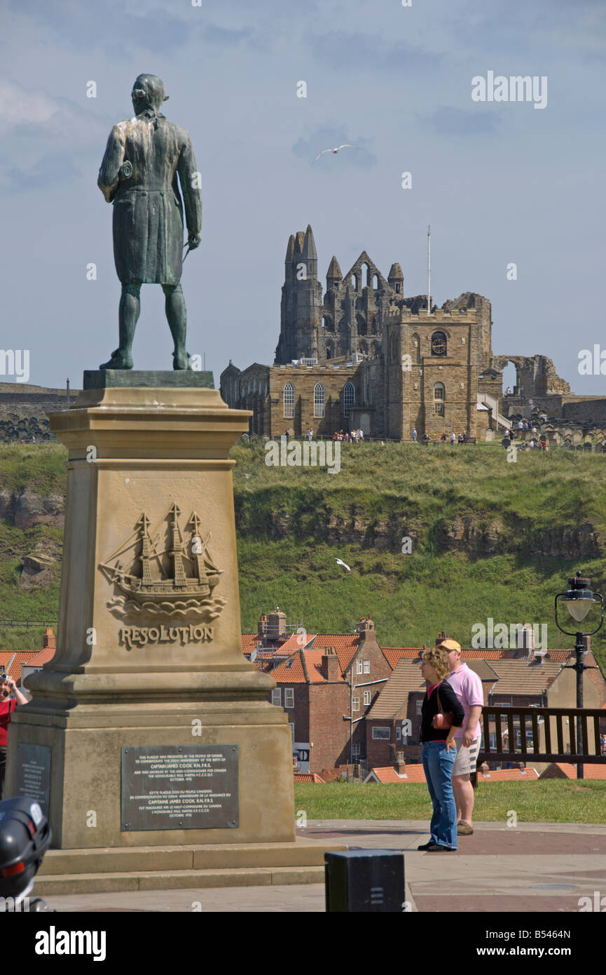 Guardando attraverso il porto da West Cliff Captain Cook statua a Whitby Abbey North Yorkshire Inghilterra Luglio 2008 Foto Stock