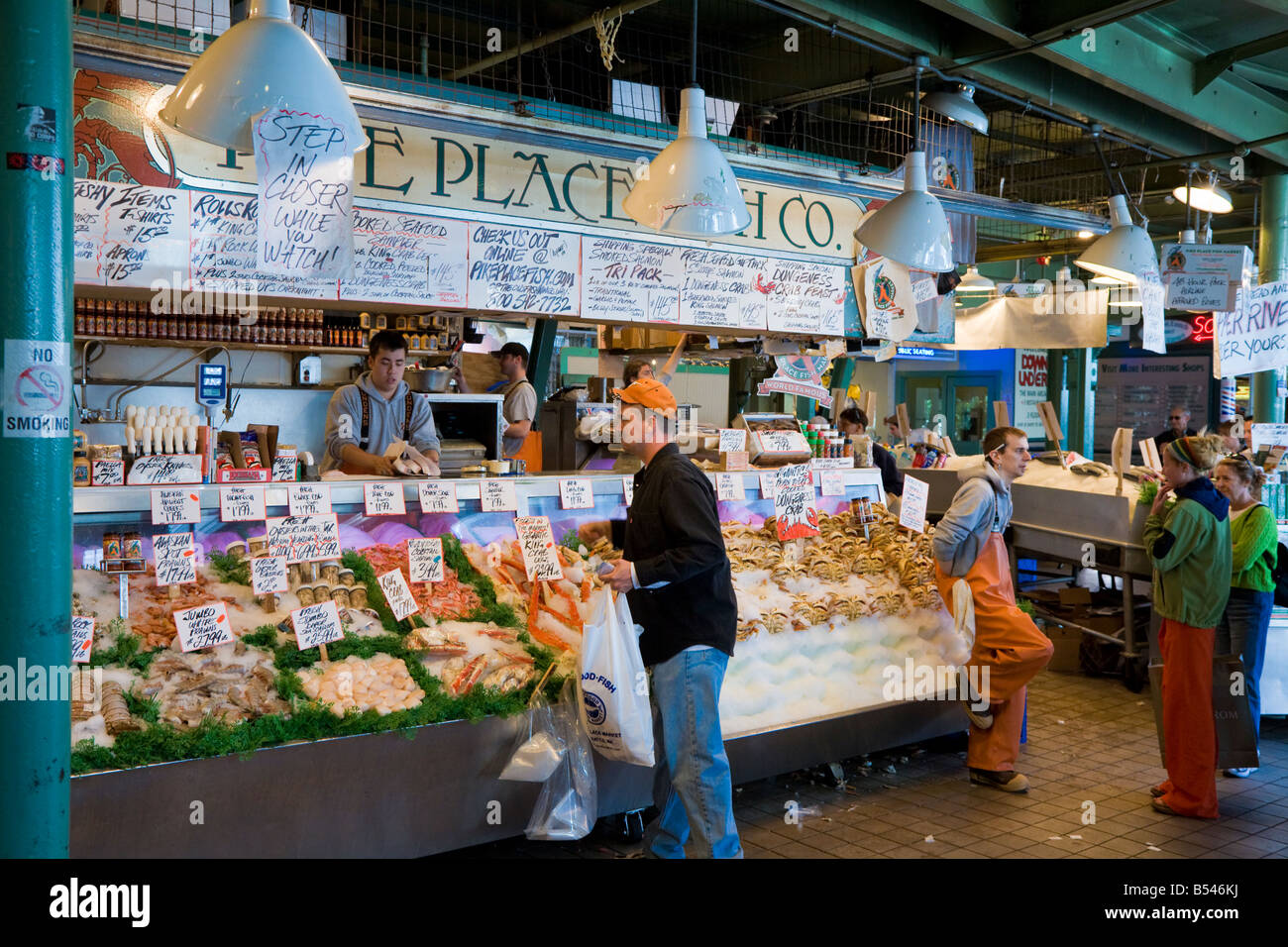L uomo lo shopping per il pesce a Pike Place Fish Company in Pike Place Market, Seattle, Washington Foto Stock