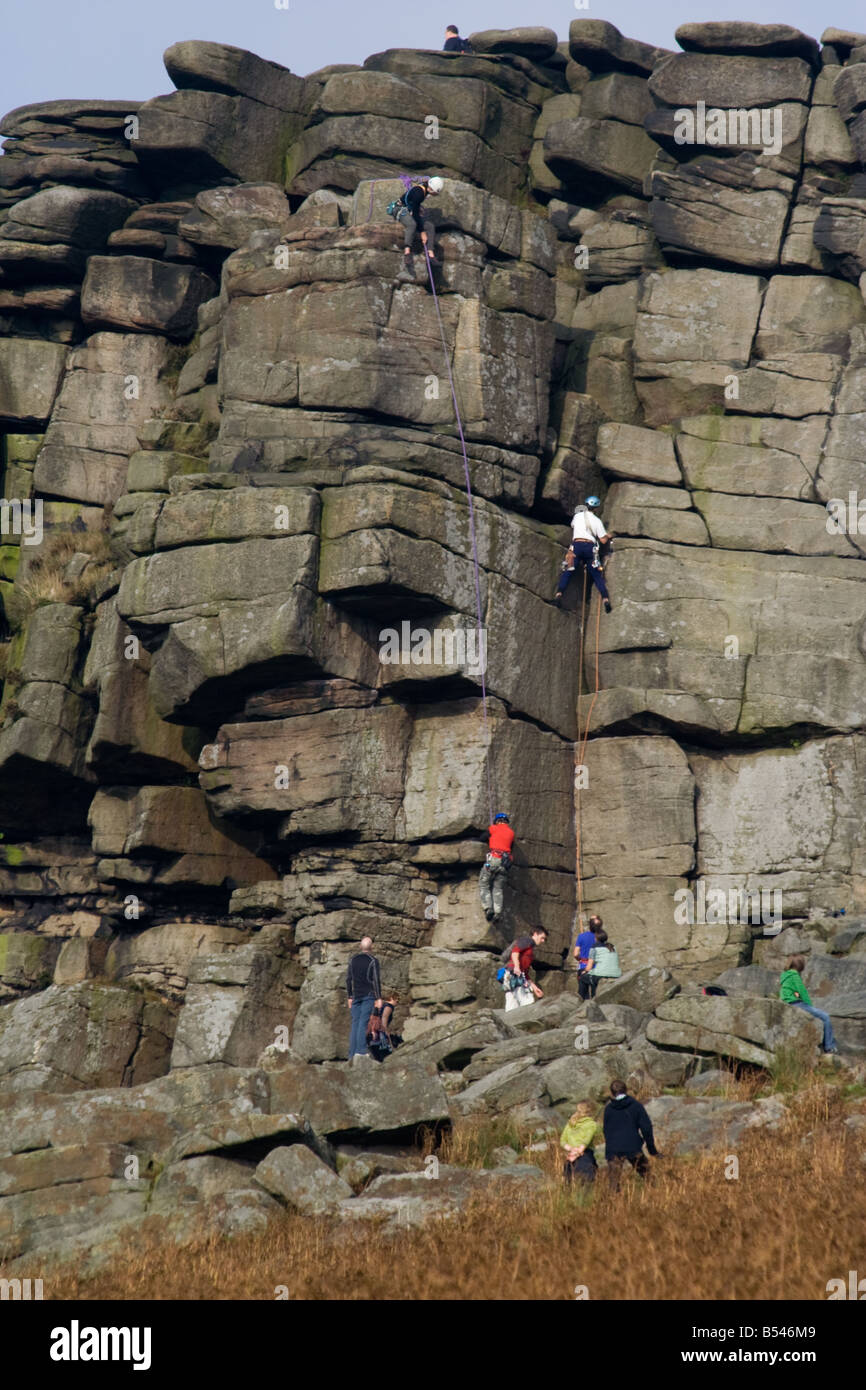 Gli alpinisti sul bordo Stanage Foto Stock
